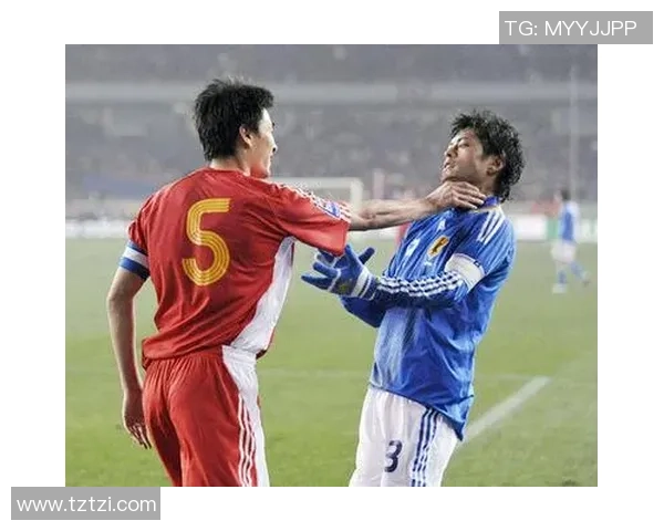 中国与韩国足球赛场冲突引发热议双方球员为何频频发生肢体冲突